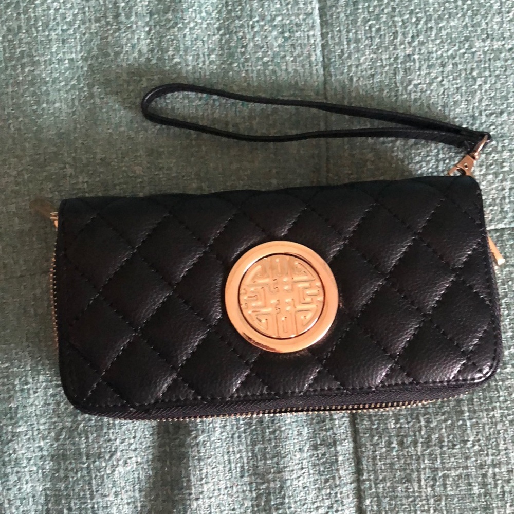 ❌DONATED❌NWOT Black And Gold Wristlet